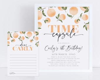Puede incluir: Una tarjeta de cápsula del tiempo imprimible con un patrón de acuarela de melocotón y verde. La tarjeta dice "Querida Carly" y tiene líneas para escribir mensajes. La tarjeta está diseñada para ser abierta en el 16 cumpleaños de Carly, el 16 de marzo de 2040.