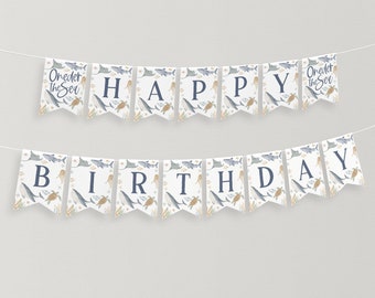 Peut inclure: Une bannière blanche et bleue avec les mots "Happy Birthday" en lettres bleues marine. La bannière a un thème nautique avec des images de créatures marines, notamment des requins, des raies et des tortues de mer. La bannière comprend également les mots "Under the Sea" à chaque extrémité.