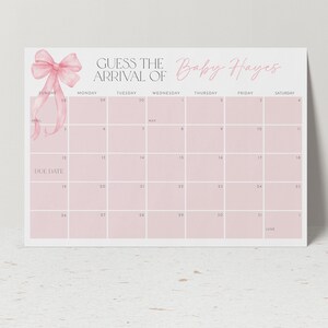 Pode incluir: Um calend&aacute;rio rosa e branco com um la&ccedil;o rosa no topo. O calend&aacute;rio &eacute; para adivinhar a chegada do Baby Hayes. O calend&aacute;rio &eacute; para os meses de abril, maio e junho.