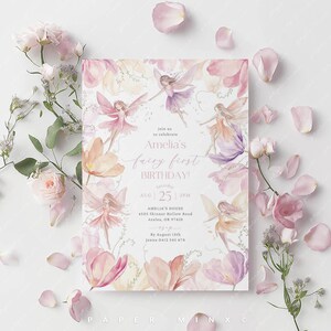 Op de afbeelding: Een roze en paarse uitnodiging voor een eerste verjaardagsfeestje met een fee&euml;n-thema, met aquarelbloemen en fee&euml;n. De uitnodiging bevat de tekst "Amelia's fairy first birthday!" en details over het feest, inclusief de datum, tijd en locatie.