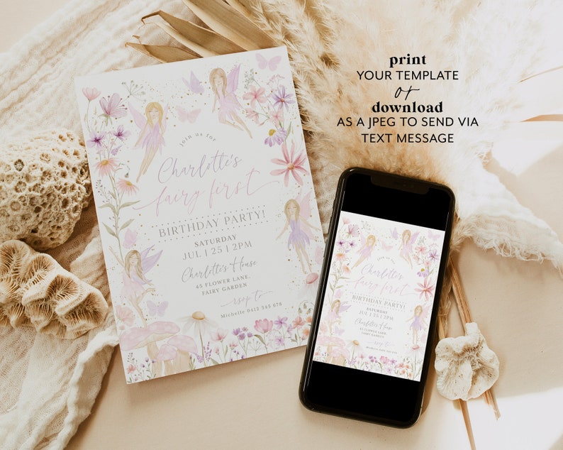 K&ouml;nnte beinhalten: Druckbare Einladung zu einer Geburtstagsfeier zum Thema Feen. Die Einladung zeigt eine Aquarell-Illustration von Feen, Blumen und Pilzen. Der Text auf der Einladung lautet: "Charlotte's Fairy Forest Birthday Party! Samstag, 25. Juli | 14:00 Uhr, Charlotte's House, 45 Flower Lane, Fairy Garden".