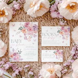 Pu&ograve; includere: Invito a un baby shower con un design floreale in tonalit&agrave; rosa, viola e arancio. L'invito include il testo "Baby in Bloom" e i dettagli dell'evento, tra cui data, ora e luogo. Ci sono anche delle schede per una richiesta di libri e una lotteria di pannolini.