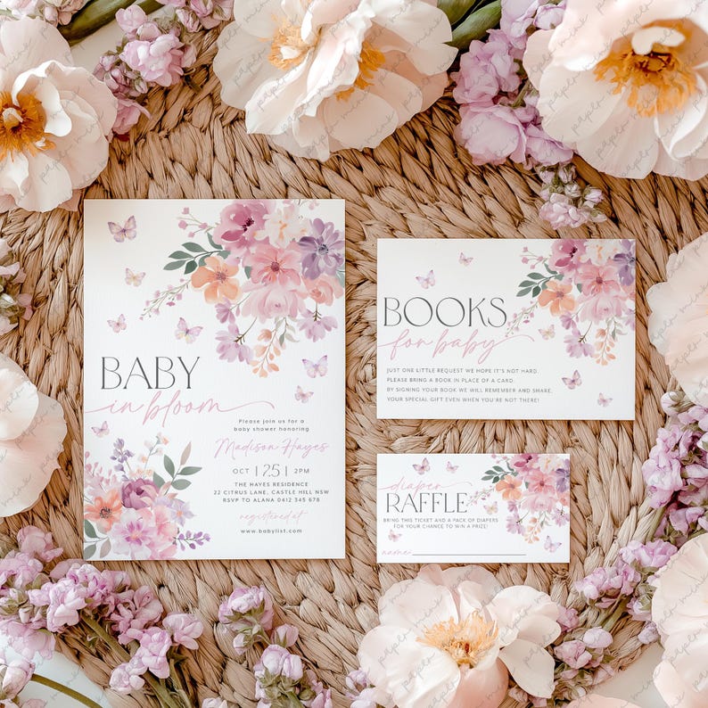 Pu&ograve; includere: Invito a un baby shower con un design floreale in tonalit&agrave; rosa, viola e arancio. L'invito include il testo "Baby in Bloom" e i dettagli dell'evento, tra cui data, ora e luogo. Ci sono anche delle schede per una richiesta di libri e una lotteria di pannolini.