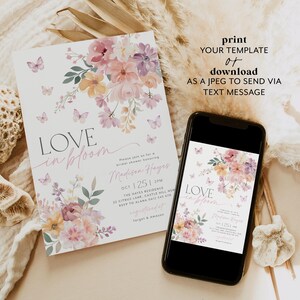 Op de afbeelding: Een printbare bruidsdouche-uitnodiging met een bloemenontwerp en vlinders. De uitnodiging zegt "Love in Bloom" en bevat de naam van de bruid, datum, tijd en locatie. De tekst zegt ook "Print uw sjabloon of download het als JPEG om het via sms te verzenden."