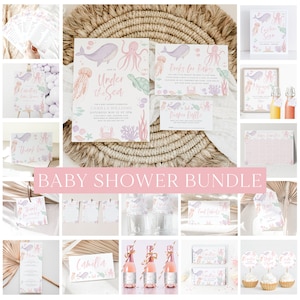 Può includere: Un set per baby shower a tema nautico. Il set include inviti, biglietti di ringraziamento, etichette per il cibo, una scheda per la lotteria dei pannolini, un cartello e altre decorazioni. Le decorazioni presentano un polpo, una balena, una tartaruga e altre creature marine. I colori sono rosa, blu e verde.