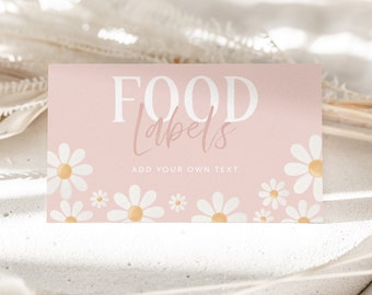 Op de afbeelding: Een roze rechthoekig voedseletiket met witte madeliefjes en de woorden "FOOD Labels" in een decoratief lettertype. De tekst "ADD YOUR OWN TEXT" staat eronder. De madeliefjes hebben gele centra.