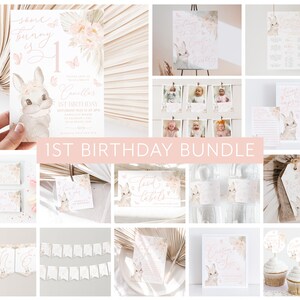 K&ouml;nnte beinhalten: Ein 1. Geburtstags-Party-Paket mit einem Hasenthema. Das Paket beinhaltet Einladungen, Lebensmitteletiketten, Cupcake-Topper, ein Banner, ein Willkommenszeichen, Fotobooth-Requisiten und mehr. Das Design zeigt einen Aquarell-Hasen mit floralen Akzenten in Rosa und Gr&uuml;n.