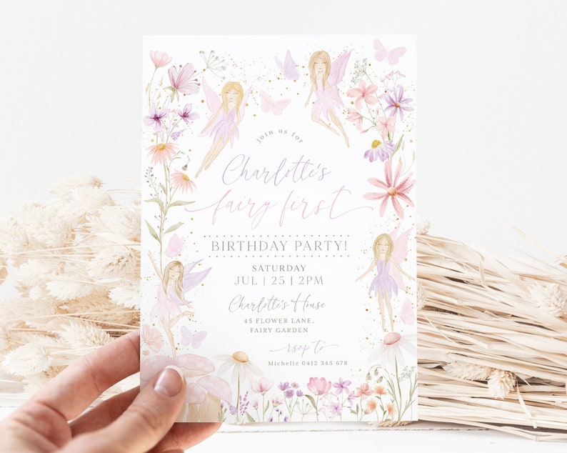 K&ouml;nnte beinhalten: Eine rosafarbene und violette Einladung zu einer Feen-Geburtstagsparty mit einem Aquarell-Blumenrand. Die Einladung lautet: "Feiert mit uns Charlottes ersten Feen-Geburtstag! Samstag, 25. Juli | 14:00 Uhr, Charlottes Haus, 45 Flower Lane, Feengarten. Meldet euch bei Michelle 0412 345 678."
