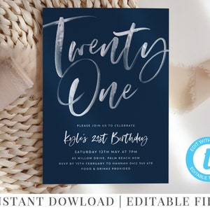 Puede incluir: Una invitaci&oacute;n imprimible azul y blanca para una fiesta de cumplea&ntilde;os n&uacute;mero 21. La invitaci&oacute;n presenta el texto "Twenty One" en una fuente blanca de escritura con un efecto de acuarela. El texto "Kyle's 21st Birthday" est&aacute; en una fuente blanca de escritura. La invitaci&oacute;n tambi&eacute;n incluye la fecha, la hora, la ubicaci&oacute;n y la informaci&oacute;n de RSVP.