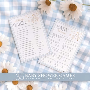 Könnte beinhalten: Zwei druckbare Babyparty-Spielkarten mit blau-weißem Gingham-Hintergrund. Die erste Karte trägt den Titel "Promi-Babys" und fordert die Spieler auf, die Babynamen mit ihren prominenten Eltern zuzuordnen. Die zweite Karte trägt den Titel "Baby-Trivia" und fordert die Spieler auf, die richtigen Antworten auf Trivia-Fragen über Babys zu kreisen.