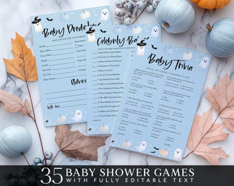 Op de afbeelding: Drie blauwe en witte printbare babyshower-spelkaarten met een Halloween-thema. De kaarten bevatten geesten, pompoenen en vleermuizen. De spellen zijn "Babyvoorspellingen en advies voor de ouder", "Bekende baby's" en "Baby Trivia".
