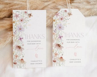 Op de afbeelding: Twee witte bedankkaartjes met bloemenmotieven. De tekst op de kaartjes luidt "Bedankt voor het verwennen van onze baby met liefde, Baby Shower van Charlotte".