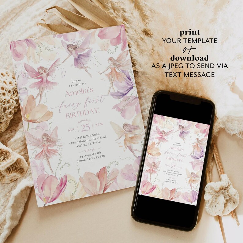 Op de afbeelding: Een printbare uitnodiging voor een eerste verjaardagsfeest met een fee&euml;n-thema. De uitnodiging heeft een aquarel achtergrond met roze en paarse bloemen en fee&euml;n. De tekst op de uitnodiging luidt "Amelia's fairy first birthday!" en bevat de datum, tijd en locatie van het feest.