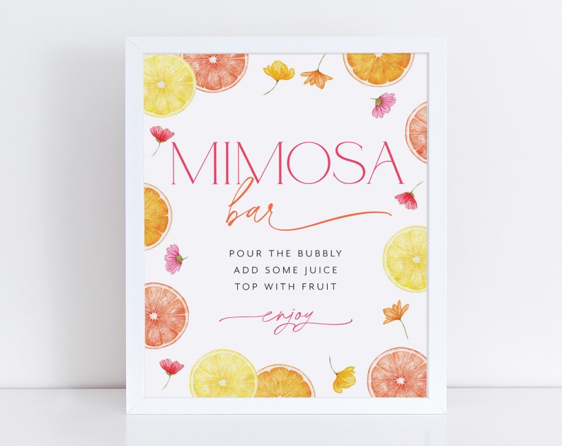 Pu&ograve; includere: Un cartello bianco stampabile con un design ad acquerello rosa e arancione di limoni e fiori. Il cartello dice "Mimosa Bar" e include le istruzioni per "Versare il frizzante, aggiungere un po' di succo, guarnire con frutta, godere".