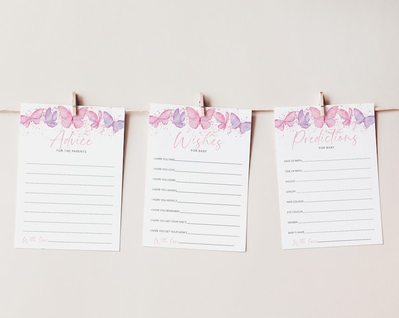 Op de afbeelding: Drie afdrukbare babyborrelspelkaarten met een roze en paarse vlinderontwerp. De kaarten zijn getiteld "Advies voor de ouders", "Wensen voor de baby" en "Voorspellingen voor de baby".