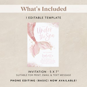 K&ouml;nnte beinhalten: Eine Einladungsvorlage f&uuml;r eine Geburtstagsparty zum Thema Meerjungfrau. Die Einladung zeigt einen rosafarbenen Meerjungfrauen-Schwanz mit goldenem Glitzer und den Text "Under the Sea". Der Text "Our Little Mermaid Isabella is turning 3" ist ebenfalls enthalten. Die Einladung ist 5 Zoll mal 7 Zoll gro&szlig;.