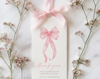 Peut inclure: Etiquette de remerciement rose avec un nœud aquarelle et le texte "thank you" en écriture cursive. Le texte sous le nœud indique "For celebrating my birthday with me! Love, Madison."