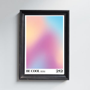 Puede incluir: Una impresión enmarcada con un fondo degradado borroso en tonos de rosa, azul y amarillo. El texto "BE COOL" está impreso en negro en la parte inferior, junto con la frase "DON'T BE ALL LIKE UNCOOL" en una fuente más pequeña. El número "212" está impreso en negro en el lado derecho.