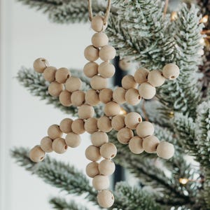 Mini décoration de Noël flocon de neige en perles de bois : décoration des Fêtes