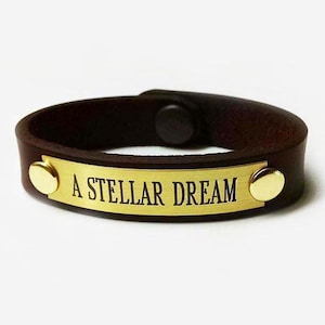 レザーホースブレスレット ユース/プチサイズ 2インチ x 3/8インチのカスタム刻印入りソリッドブラスプレート付き