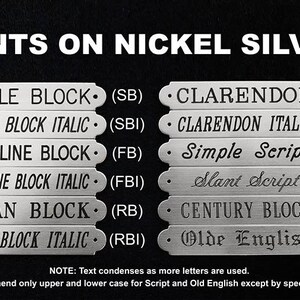 Może przedstawiać: Wykres r&oacute;żnych czcionek dostępnych do grawerowania na srebrze niklowanym. Czcionki obejmują Simple Block, Simple Block Italic, Four Line Block, Four Line Block Italic, Roman Block, Roman Block Italic, Clarendon, Clarendon Italic, Simple Script, Slant Script, Century Block i Olde English.