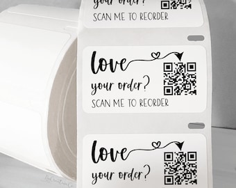 Puede incluir: Rollo de etiquetas adhesivas blancas con texto negro y un código QR. El texto dice "love your order? SCAN ME TO REORDER".