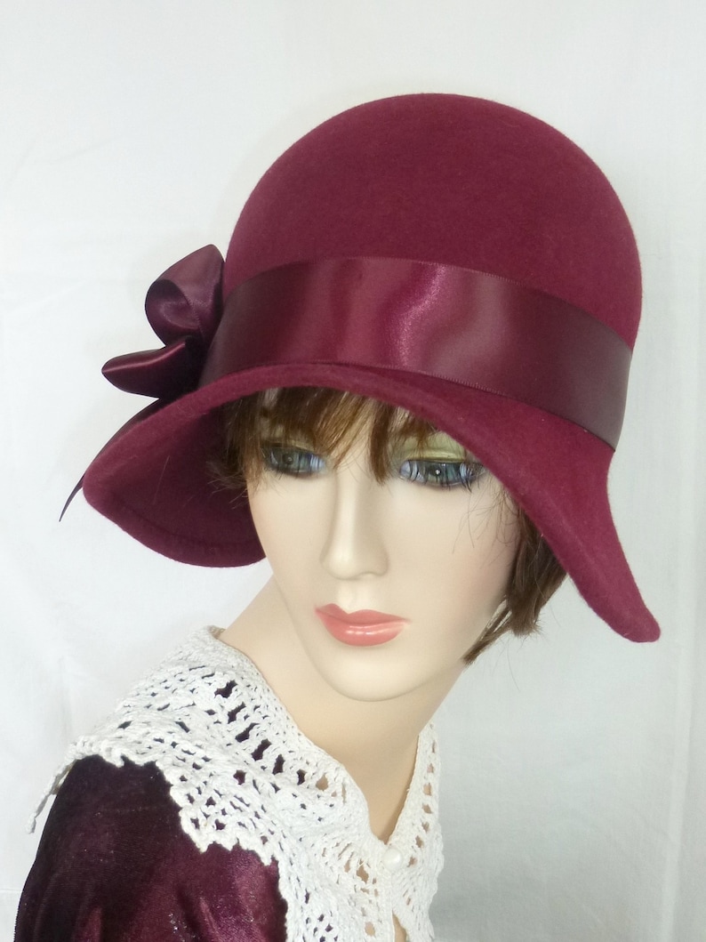 Miss Fisher Custom 1920/'s flapper Cloche Great Gatsby hat Downton Abbey hat with Feather fascinator