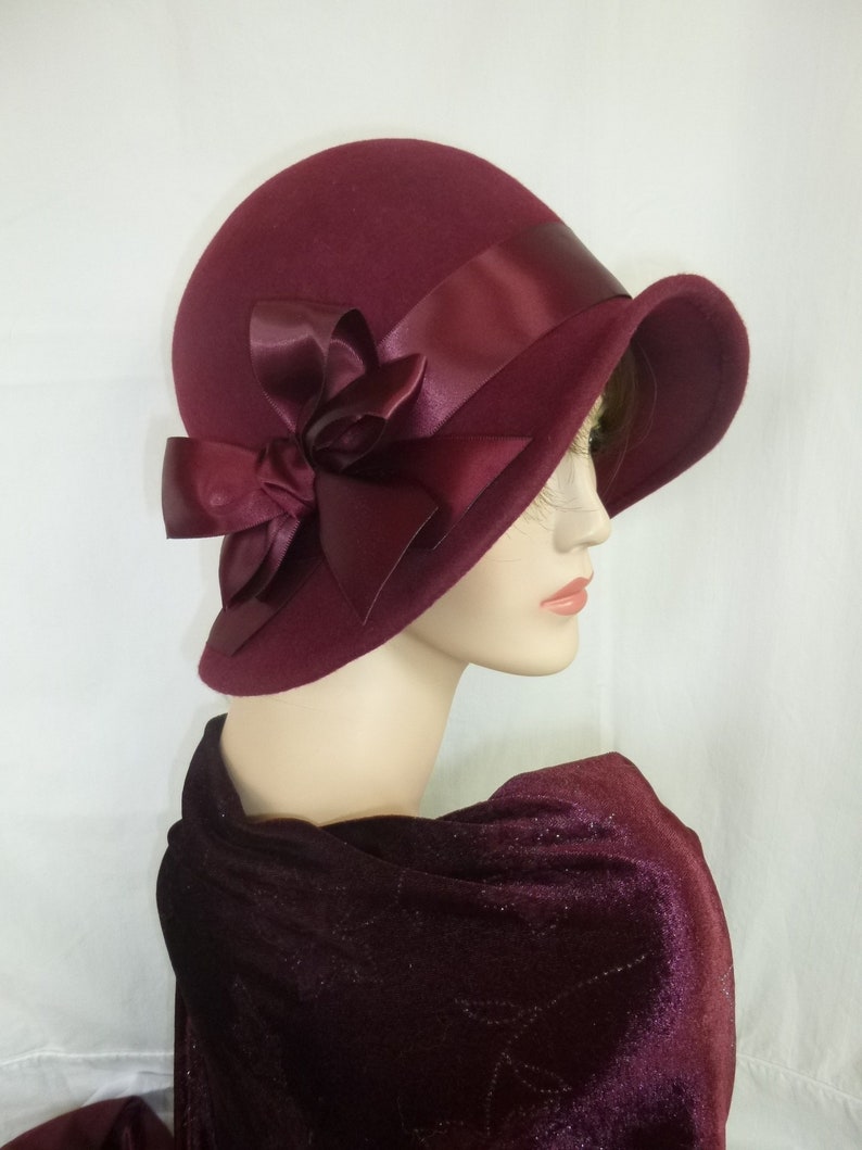 Miss Fisher Custom 1920/'s flapper Cloche Great Gatsby hat Downton Abbey hat with Feather fascinator