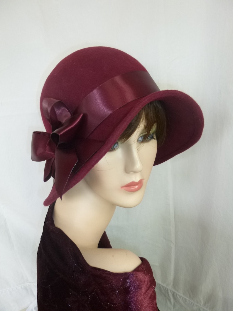 Miss Fisher Custom 1920/'s flapper Cloche Great Gatsby hat Downton Abbey hat with Feather fascinator