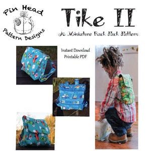 Op de afbeelding: Een blauw en groen miniatuur rugzakpatroon voor kinderen, genaamd "Tike II". Het patroon is beschikbaar als een directe download en is printbaar. De afbeelding toont een kind dat een rugzak draagt die is gemaakt volgens het patroon.