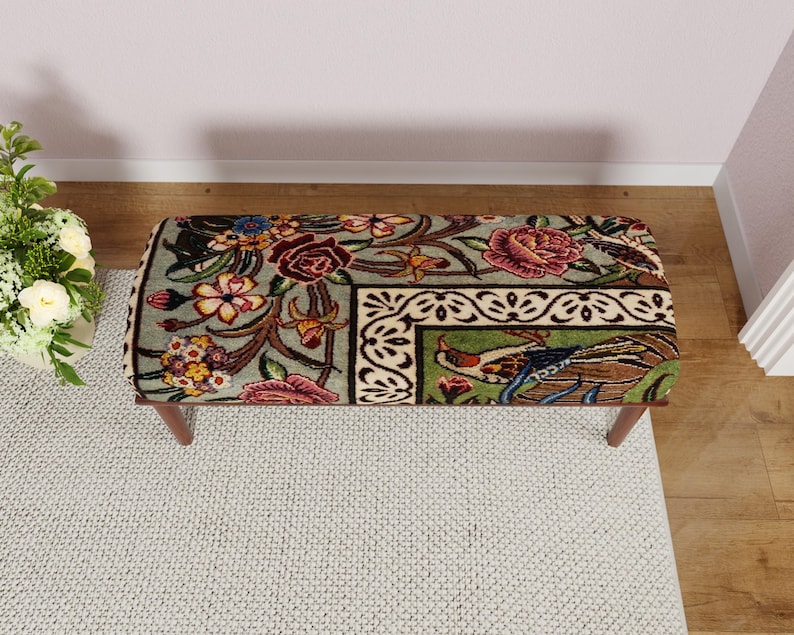 Puede incluir: Banco rectangular con un estampado floral y de p&aacute;jaros. El banco tiene un fondo verde claro con rosas rojas, flores amarillas y un dise&ntilde;o de p&aacute;jaro. Las patas son de madera.