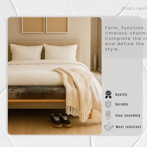 Puede incluir: Una cama con ropa de cama blanca, dos almohadas y una manta beige. La cama tiene un marco de madera y un banco estampado al pie. El texto "ZDKILIMPILLOW" est&aacute; en la parte superior. El texto "Forma, funci&oacute;n y encanto atemporal" est&aacute; a la derecha.