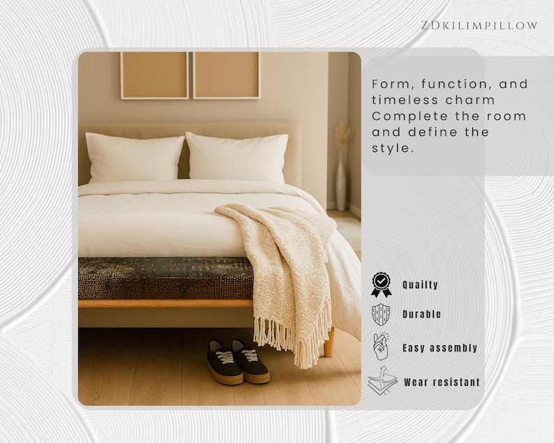 Puede incluir: Una cama con ropa de cama blanca, dos almohadas y una manta beige. La cama tiene un marco de madera y un banco estampado al pie. El texto "ZDKILIMPILLOW" est&aacute; en la parte superior. El texto "Forma, funci&oacute;n y encanto atemporal" est&aacute; a la derecha.