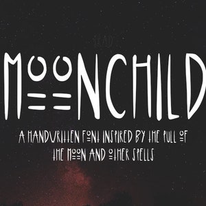 Może przedstawiać: Czcionka pisana odręcznie o nazwie "Moonchild" wyświetlana jest na ciemnym, gwiezdnym tle. Tekst brzmi: "Czcionka pisana odręcznie inspirowana siłą przyciągania księżyca i innych zaklęć."