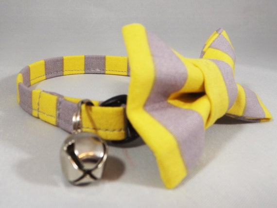 Collier pour chat, chaton collier, gris et jaune collier de chat, collier chat Breakaway, bell & Collier Fleur ou noeud papillon inclus, à rayure Collier pour chat, chaton collier, gris et jaune collier de chat, collier chat Breakaway, bell & Collier Fleur ou noeud papillon inclus, à rayure