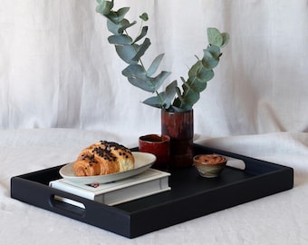 Großes schwarzes Fußhocker-Tablett mit Griffen, hölzernes Servier-Frühstückstablett, Geschenk für Paare