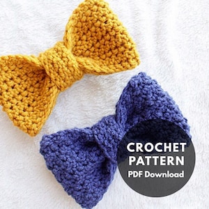Puede incluir: Dos lazos de ganchillo, uno amarillo y otro azul, sobre una superficie blanca y peluda. El texto "CROCHET PATTERN PDF Download" está en un círculo negro.