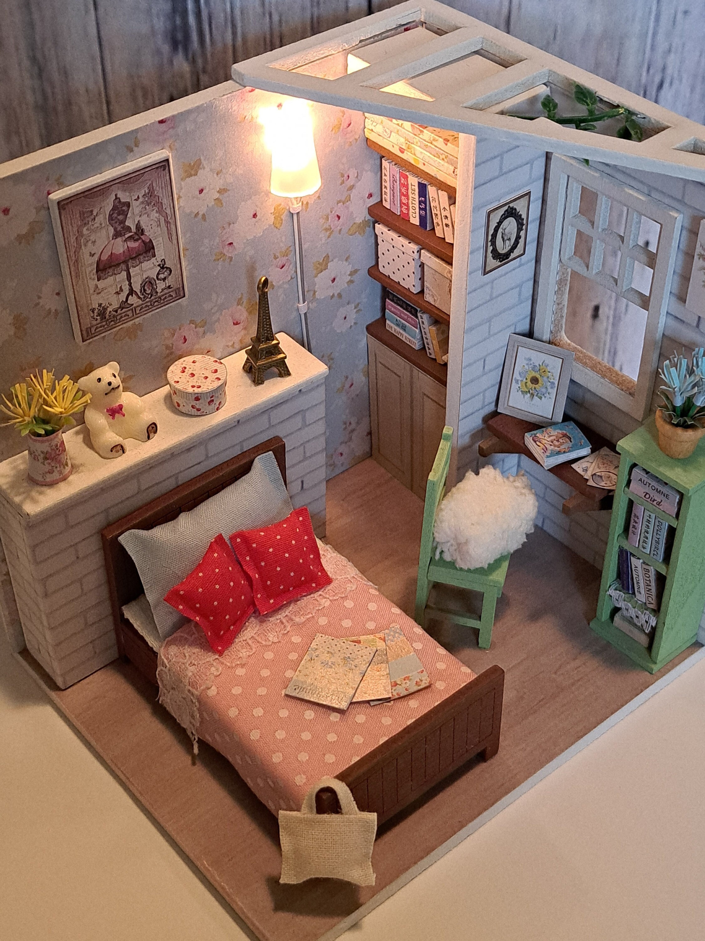 Kit de maison de poupées miniatures en bois 1/24 La chambre à coucher bleue