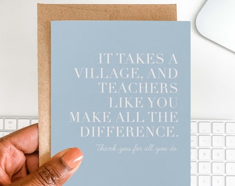 Może przedstawiać: Jasnoniebieska kartka z napisem "IT TAKES A VILLAGE, AND TEACHERS LIKE YOU MAKE ALL THE DIFFERENCE. Thank you for all you do." Karta trzymana w dłoni, z brązową kopertą z tyłu.