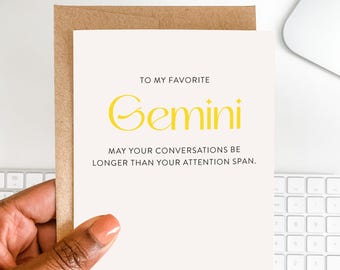 Może przedstawiać: Biała kartka z życzeniami z kopertą z papieru pakowego. Na karcie znajduje się słowo "Gemini" w żółtym skrypcie. Tekst brzmi: "TO MY FAVORITE Gemini. MAY YOUR CONVERSATIONS BE LONGER THAN YOUR ATTENTION SPAN."