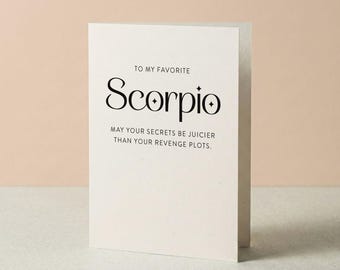 Może przedstawiać: Kremowa kartka okolicznościowa z czarnym napisem: TO MY FAVORITE Scorpio MAY YOUR SECRETS BE JUICIER THAN YOUR REVENGE PLOTS. Słowo Scorpio zawiera małe czteroramienne gwiazdki nad literami i oraz o.