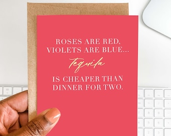 Może przedstawiać: Czerwona kartka z brązową kopertą. Na kartce widnieje napis: "Roses are red, violets are blue... Tequila is cheaper than dinner for two."