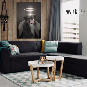 Pode incluir: Um c&atilde;o preto e branco com uma aur&eacute;ola e asas, em uma impress&atilde;o fotogr&aacute;fica em tela, pendurado em uma parede de uma sala de estar com um sof&aacute; seccional preto e uma mesa de caf&eacute; de madeira.