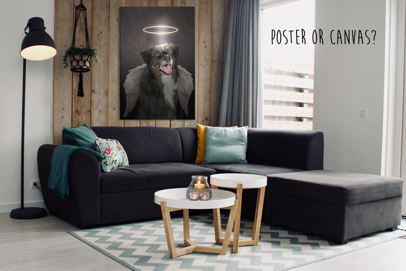 Pode incluir: Um c&atilde;o preto e branco com uma aur&eacute;ola e asas, em uma impress&atilde;o fotogr&aacute;fica em tela, pendurado em uma parede de uma sala de estar com um sof&aacute; seccional preto e uma mesa de caf&eacute; de madeira.