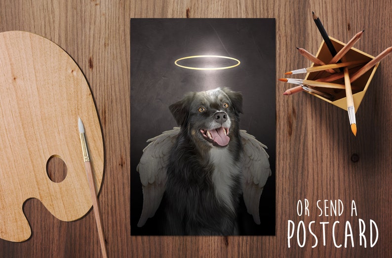 Pode incluir: Um c&atilde;o preto e branco com asas de anjo e uma aur&eacute;ola, contra um fundo escuro. O c&atilde;o est&aacute; sorrindo e olhando para cima. O texto "OR SEND A POSTCARD" est&aacute; na parte inferior da imagem.