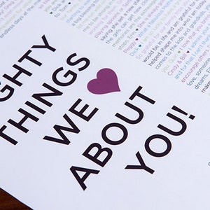Pu&ograve; includere: Un biglietto bianco con un cuore rosa e il testo "Eighty Things We About You!" in nero. Il biglietto &egrave; pieno di testo in vari colori, per celebrare l'ottantesimo compleanno di una persona.
