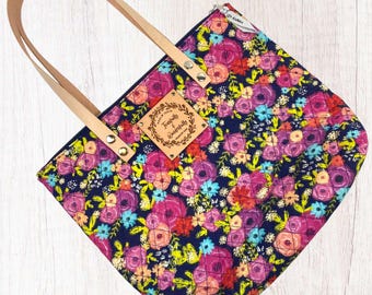Bolso rosa con estampado floral cristiano, acolchado, con cremallera, asas de cuero y versículo bíblico.