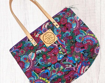 Bolso cristiano acolchado con diseño floral divertido, con cremallera, asas de cuero y versículo bíblico.