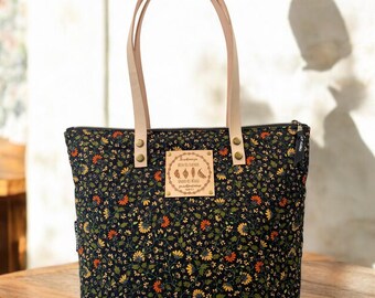 Bolso tote de algodón acolchado con flores y asas de cuero. Opciones de versículos bíblicos personalizados.