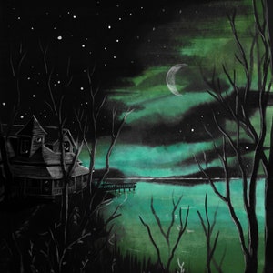 Può includere: Una casa oscura e misteriosa si trova sul bordo di un lago sotto una luna crescente e un cielo stellato. L'acqua è di un colore turchese vibrante e gli alberi si stagliano contro il cielo notturno.